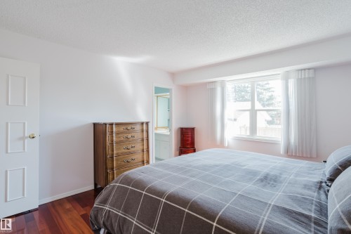 10433 32A Avenue Nw, Edmonton, AB - Indoor Photo Showing Bedroom