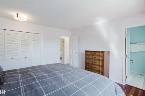 10433 32A Avenue Nw, Edmonton, AB - Indoor Photo Showing Bedroom