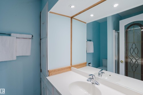 10433 32A Avenue Nw, Edmonton, AB - Indoor Photo Showing Bathroom