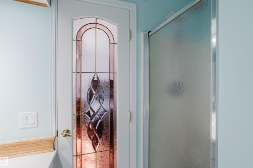 10433 32A Avenue Nw, Edmonton, AB - Indoor Photo Showing Bathroom