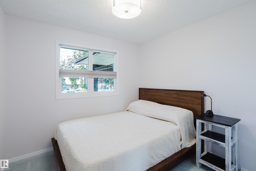 10433 32A Avenue Nw, Edmonton, AB - Indoor Photo Showing Bedroom