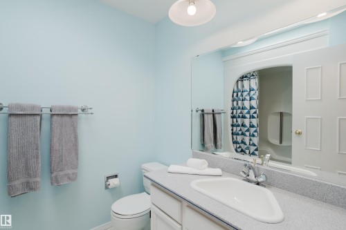 10433 32A Avenue Nw, Edmonton, AB - Indoor Photo Showing Bathroom