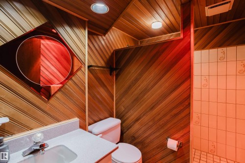 10433 32A Avenue Nw, Edmonton, AB - Indoor Photo Showing Bathroom