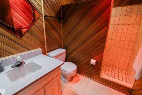 10433 32A Avenue Nw, Edmonton, AB - Indoor Photo Showing Bathroom