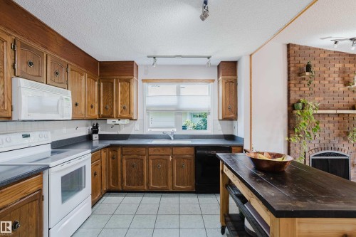 10433 32A Avenue Nw, Edmonton, AB - Indoor Photo Showing Kitchen