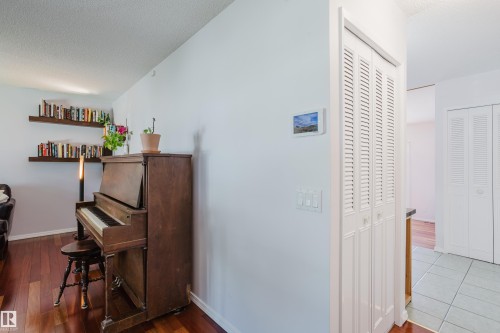 10433 32A Avenue Nw, Edmonton, AB - Indoor Photo Showing Other Room