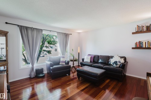10433 32A Avenue Nw, Edmonton, AB - Indoor Photo Showing Living Room