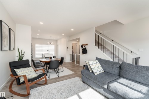 516 37 Street Sw, Edmonton, AB - Indoor Photo Showing Living Room