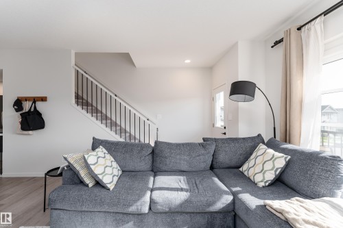 516 37 Street Sw, Edmonton, AB - Indoor Photo Showing Living Room