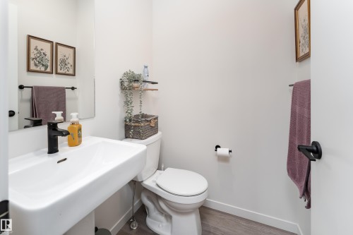516 37 Street Sw, Edmonton, AB - Indoor Photo Showing Bathroom