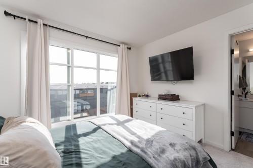 516 37 Street Sw, Edmonton, AB - Indoor Photo Showing Bedroom