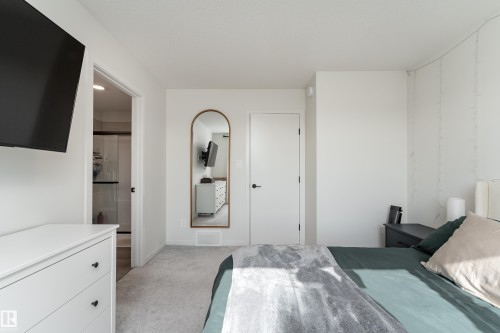 516 37 Street Sw, Edmonton, AB - Indoor Photo Showing Bedroom