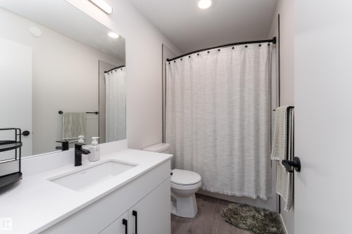 516 37 Street Sw, Edmonton, AB - Indoor Photo Showing Bathroom
