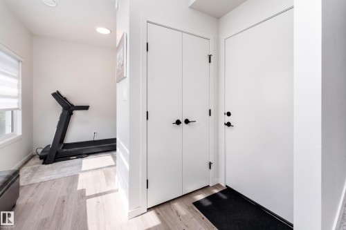 516 37 Street Sw, Edmonton, AB - Indoor Photo Showing Other Room