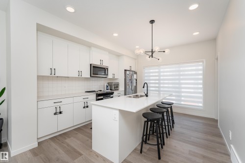 516 37 Street Sw, Edmonton, AB - Indoor Photo Showing Kitchen With Upgraded Kitchen