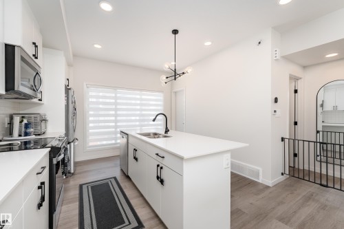 516 37 Street Sw, Edmonton, AB - Indoor Photo Showing Kitchen With Double Sink With Upgraded Kitchen