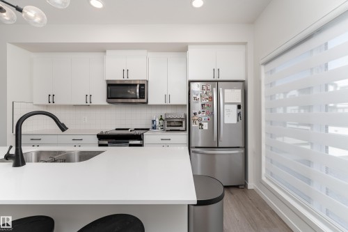 516 37 Street Sw, Edmonton, AB - Indoor Photo Showing Kitchen With Stainless Steel Kitchen With Double Sink With Upgraded Kitchen