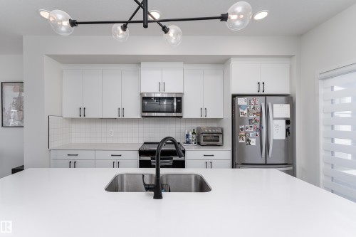 516 37 Street Sw, Edmonton, AB - Indoor Photo Showing Kitchen
