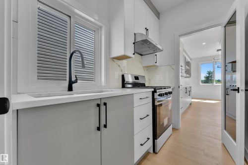 207 Linden Loop, Leduc, AB - Indoor Photo Showing Kitchen