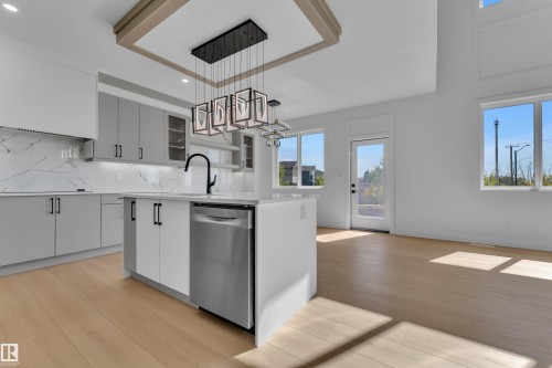207 Linden Loop, Leduc, AB - Indoor Photo Showing Kitchen
