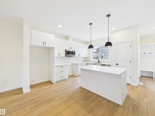 1096 Mcleod Avenue, Spruce Grove, AB - Indoor Photo Showing Kitchen With Upgraded Kitchen