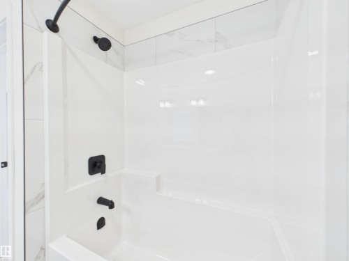 1096 Mcleod Avenue, Spruce Grove, AB - Indoor Photo Showing Bathroom