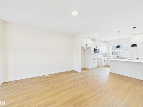 1096 Mcleod Avenue, Spruce Grove, AB - Indoor Photo Showing Kitchen