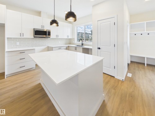 1096 Mcleod Avenue, Spruce Grove, AB - Indoor Photo Showing Kitchen With Upgraded Kitchen