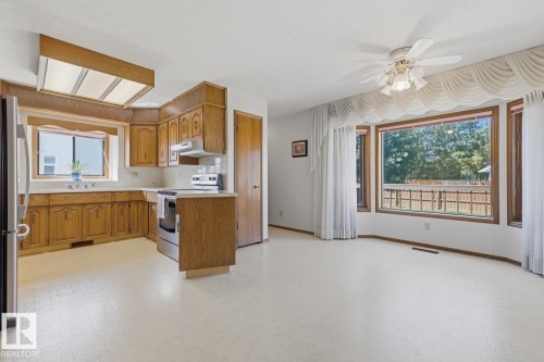 118 Aspen Avenue, Wetaskiwin, AB - Indoor Photo Showing Kitchen With Double Sink
