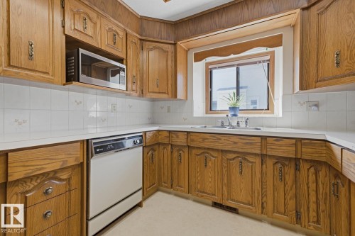 118 Aspen Avenue, Wetaskiwin, AB - Indoor Photo Showing Kitchen With Double Sink