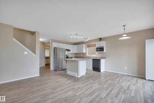 #82 287 Macewan Dr Sw Sw, Edmonton, AB - Indoor Photo Showing Kitchen