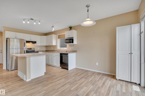 #82 287 Macewan Dr Sw Sw, Edmonton, AB - Indoor Photo Showing Kitchen
