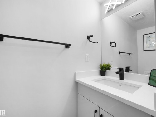 6096 Mill Woods Road Nw, Edmonton, AB - Indoor Photo Showing Bathroom
