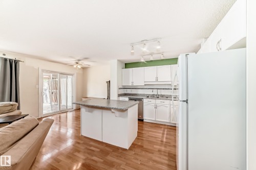 9147 165 Avenue, Edmonton, AB - Indoor Photo Showing Kitchen