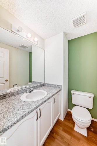 9147 165 Avenue, Edmonton, AB - Indoor Photo Showing Bathroom