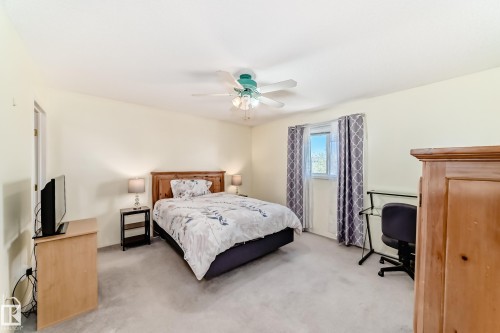 9147 165 Avenue, Edmonton, AB - Indoor Photo Showing Bedroom