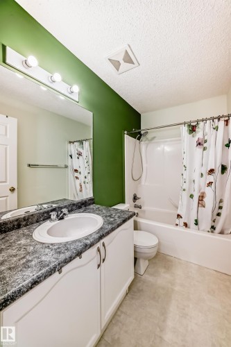 9147 165 Avenue, Edmonton, AB - Indoor Photo Showing Bathroom