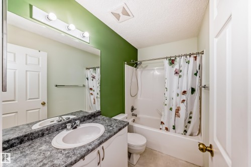 9147 165 Avenue, Edmonton, AB - Indoor Photo Showing Bathroom