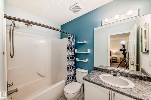 9147 165 Avenue, Edmonton, AB - Indoor Photo Showing Bathroom