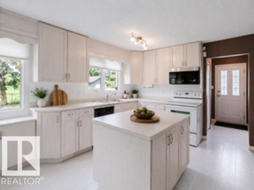 3936 72 Street Nw, Edmonton, AB - Indoor Photo Showing Kitchen