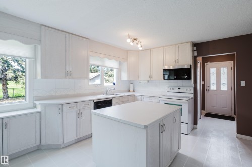 3936 72 Street Nw, Edmonton, AB - Indoor Photo Showing Kitchen