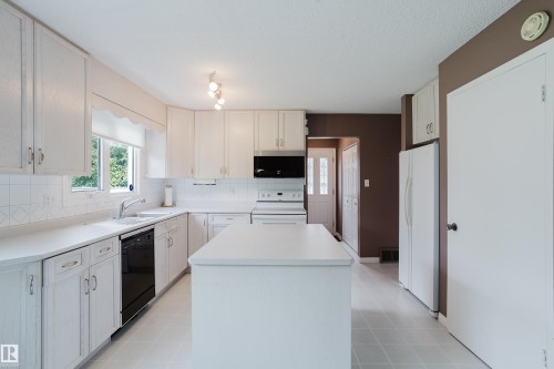 3936 72 Street Nw, Edmonton, AB - Indoor Photo Showing Kitchen