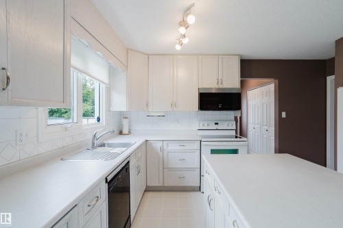 3936 72 Street Nw, Edmonton, AB - Indoor Photo Showing Kitchen