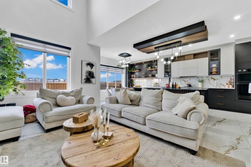 139 28 Street, Edmonton, AB - Indoor Photo Showing Living Room