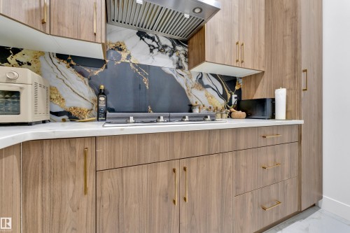 139 28 Street, Edmonton, AB - Indoor Photo Showing Kitchen