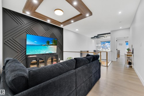 139 28 Street, Edmonton, AB - Indoor Photo Showing Living Room
