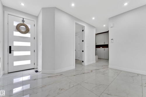 139 28 Street, Edmonton, AB - Indoor Photo Showing Other Room