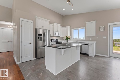 2908 Wayne Way, Cold Lake, AB - Indoor Photo Showing Kitchen With Upgraded Kitchen
