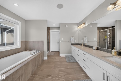 7640 179 Avenue Nw, Edmonton, AB - Indoor Photo Showing Bathroom