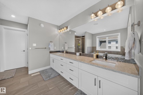 7640 179 Avenue Nw, Edmonton, AB - Indoor Photo Showing Bathroom